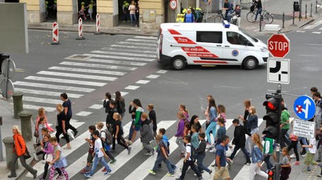 prehod za pešce zebra otroci šola promet