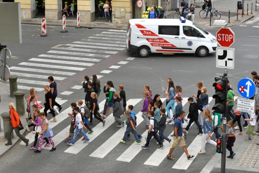 prehod za pešce zebra otroci šola promet