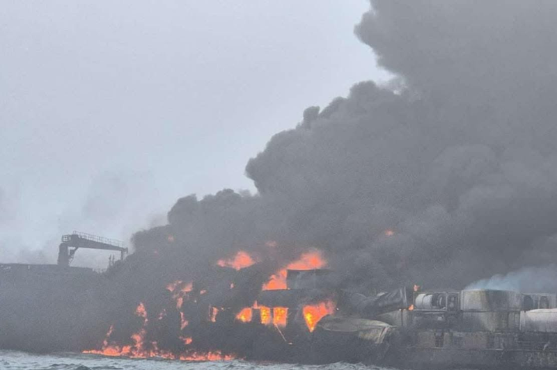 Grozljiva pomorska nesreča na severu Evrope: v trčenju tankerja z ladjo izbruhnil velik požar (foto: omrežje X)