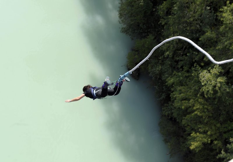 Solkan skok z elastiko bungee jumping