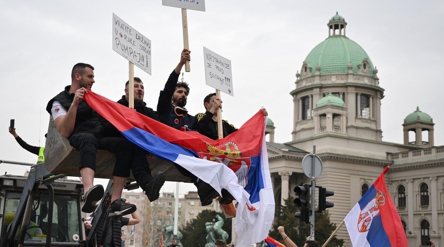 Ustavil jih ni niti dež: več deset tisoč ljudi preplavilo beograjske ulice (FOTO) (foto: Profimedia)