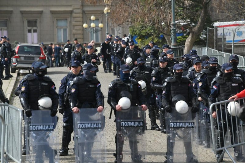 Ustavil jih ni niti dež: več deset tisoč ljudi preplavilo beograjske ulice (FOTO)