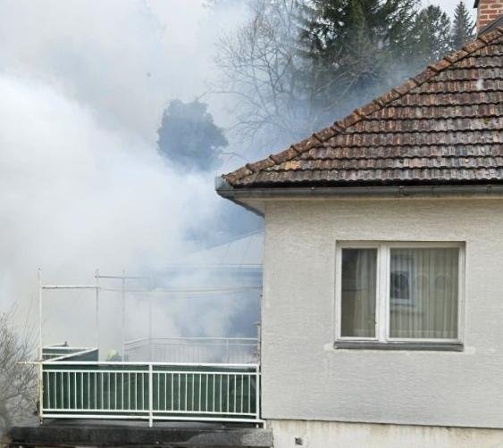 Drama v Šiški: občana v goreči hiši klicala na pomoč (FOTO)