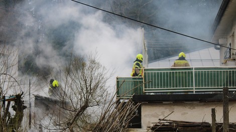 Drama v Šiški: občana v goreči hiši klicala na pomoč (FOTO)