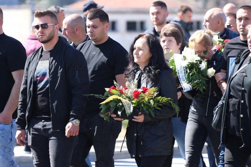 Solze in neskončna žalost: v Severni Makedoniji pokopavajo žrtve požara (FOTO)