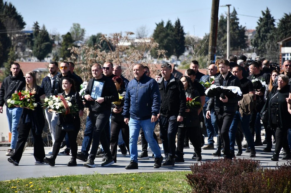 Solze in neskončna žalost: v Severni Makedoniji pokopavajo žrtve požara (FOTO) (foto: Profimedia)