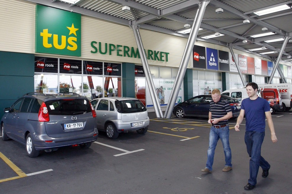 Kupce pred trgovino Tuš čakalo nenavadno obvestilo: "Cenjene stranke obveščamo, da ... " (foto: Bobo)