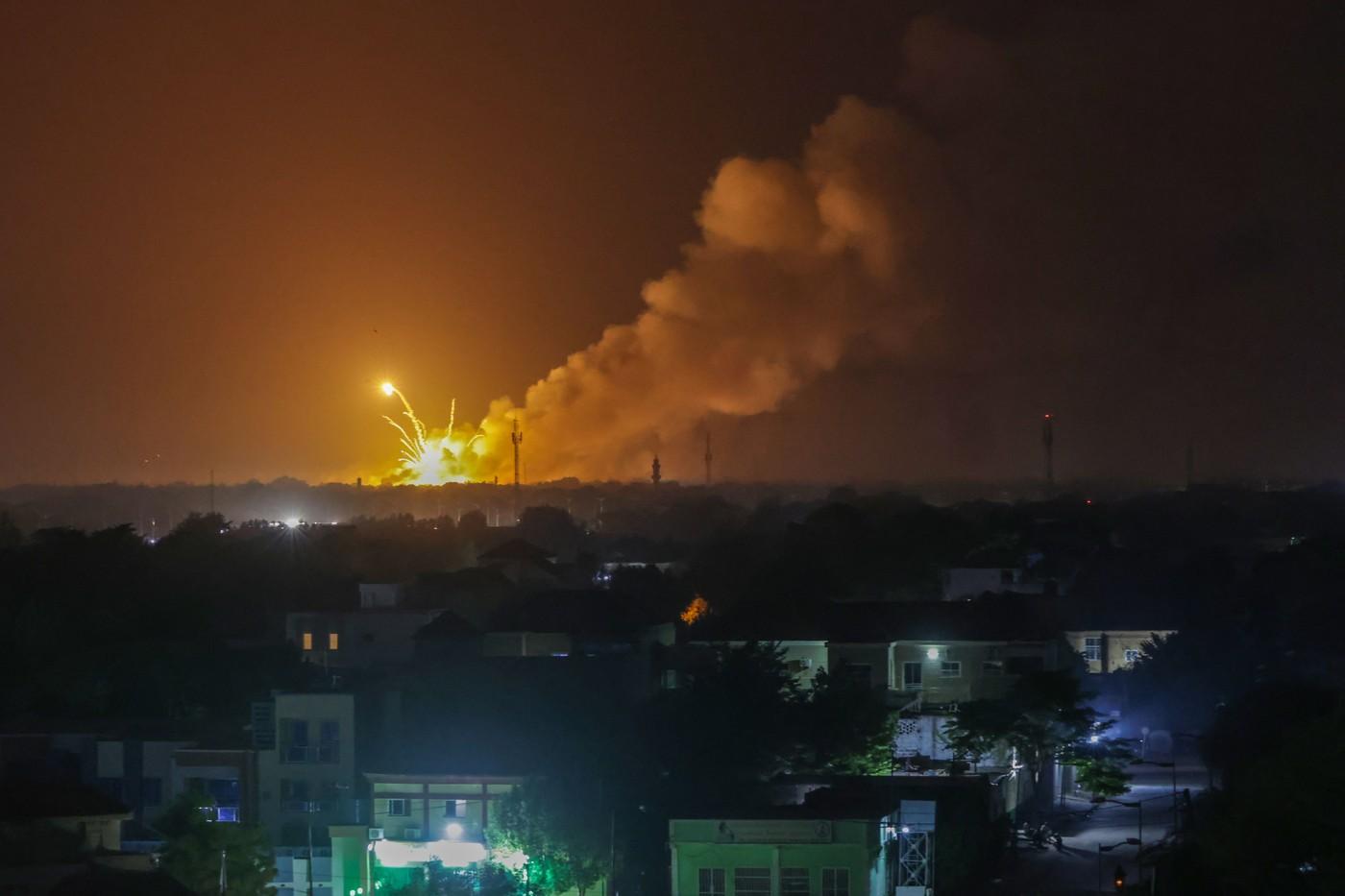 Ponoči izbruhnil požar, nato še vrsta eksplozij: v tragični nesreči je življenje izgubilo več ljudi (FOTO)