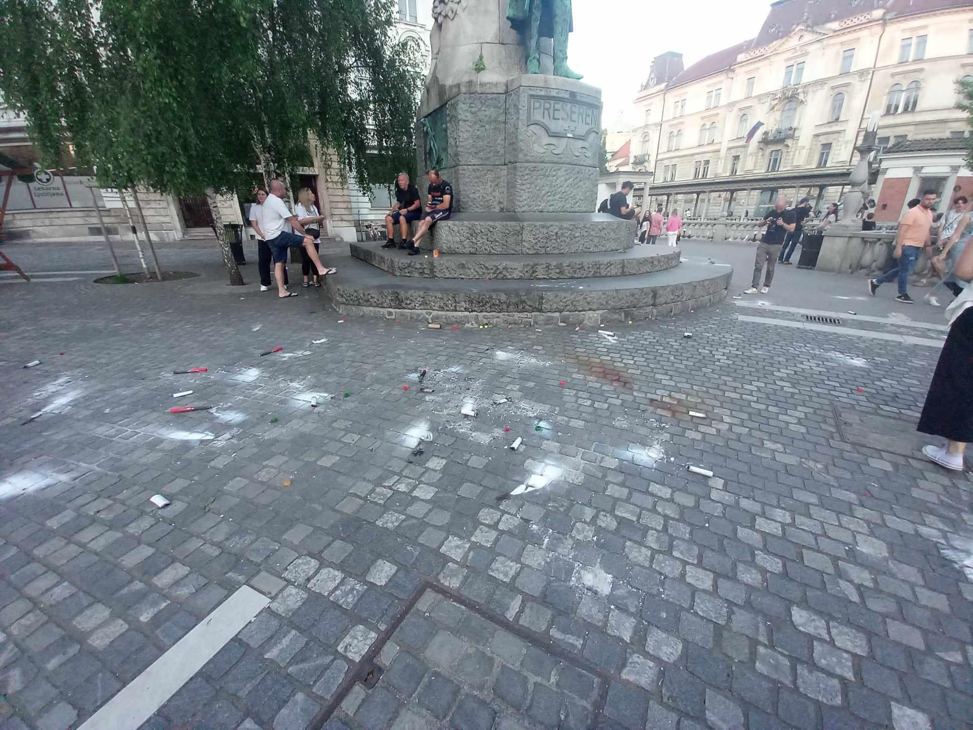 Prešernov trg po protestu vaške straže.