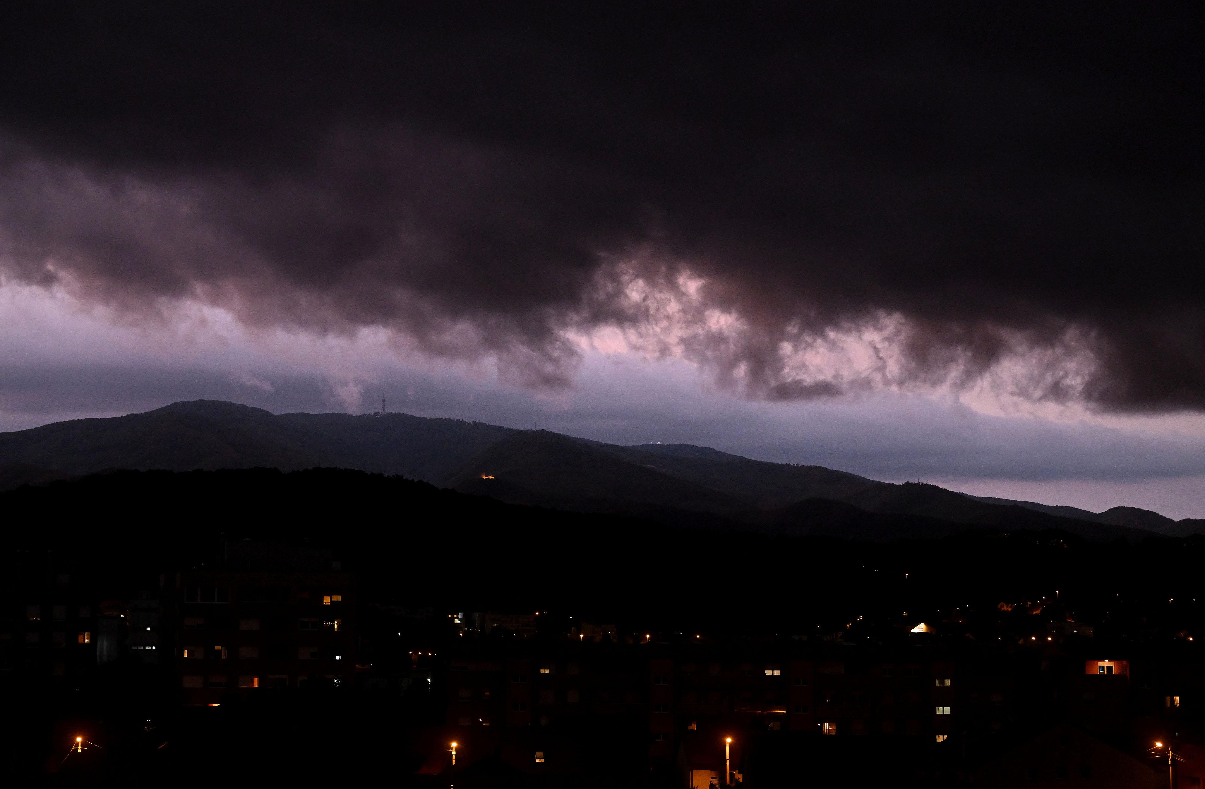 Dopoldne bodo vzhodni, južni in osrednji Sloveniji še možne nevihte z močnimi nalivi.