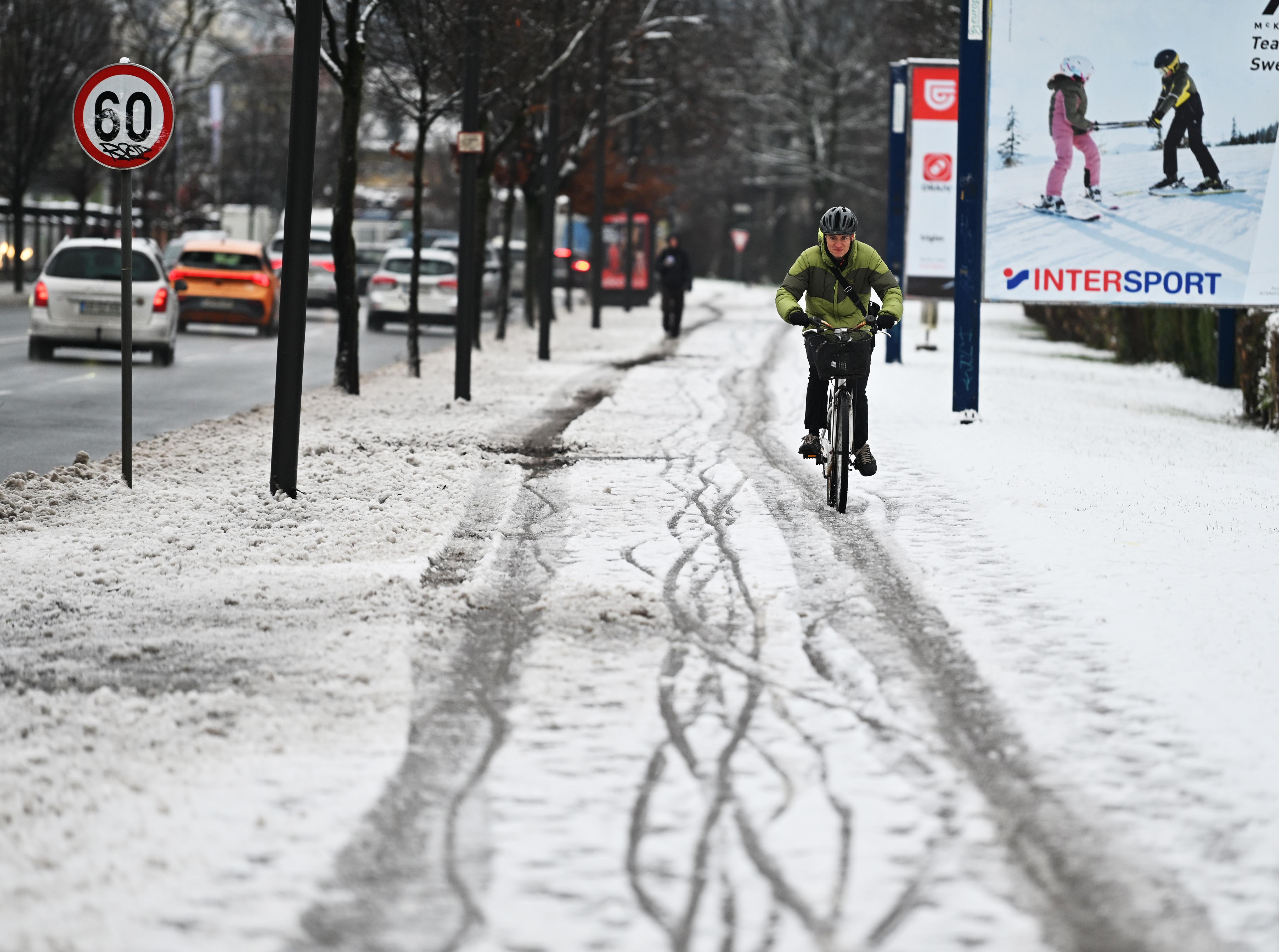 zima sneg ljubljana kolesar